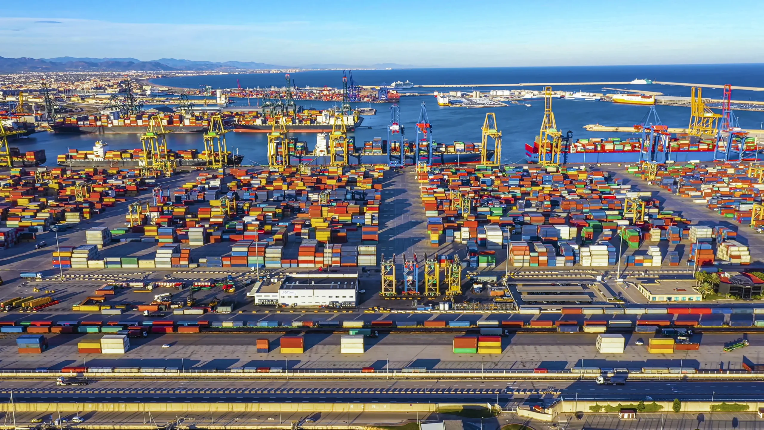 Maritime terminal with huge loading platforms