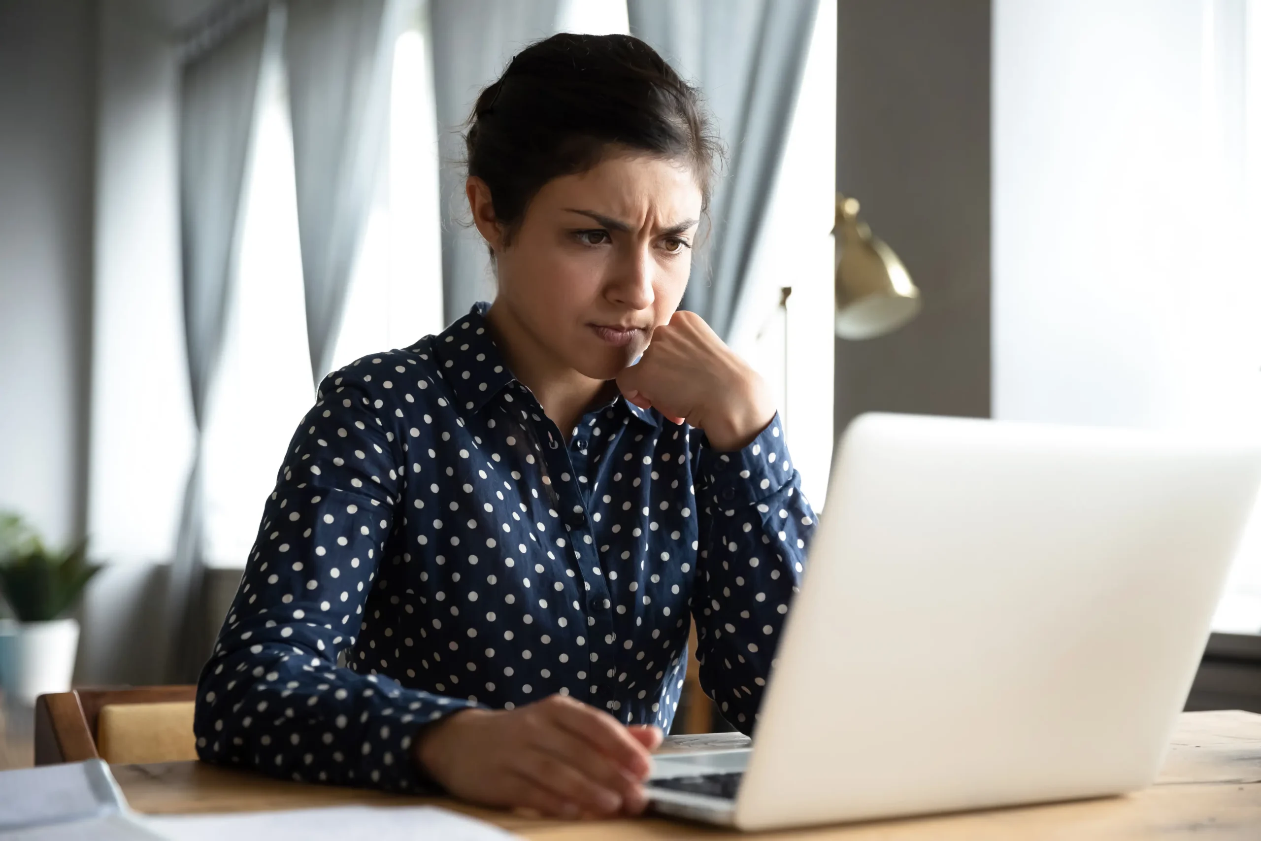 woman look at laptop frustrated